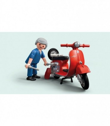 Atelier cu Vespa Rosie
